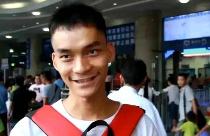 读了17年高中的唐尚珺今年高考 594 分，并决定去读大学
人生能有几个17年？
