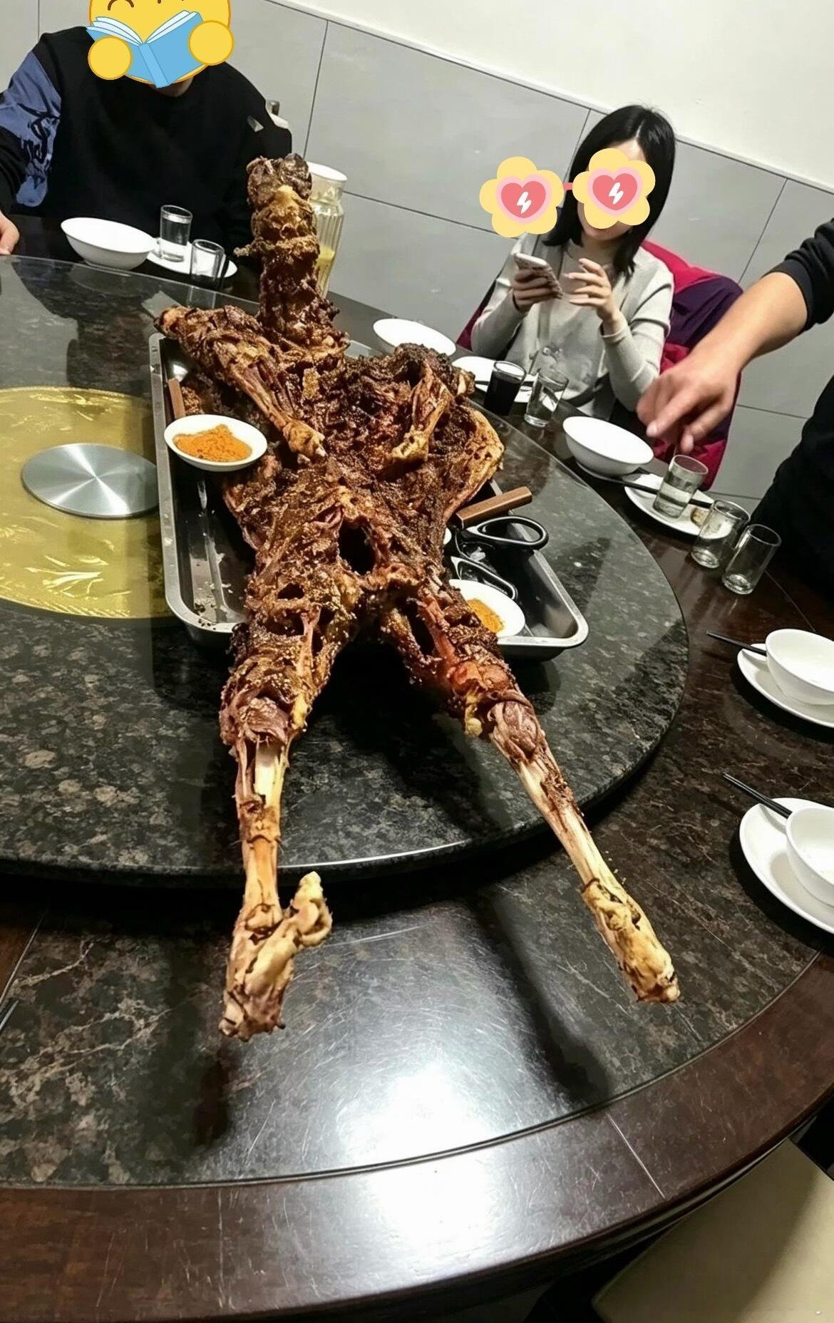 这样的烤全羊还能吃吗 