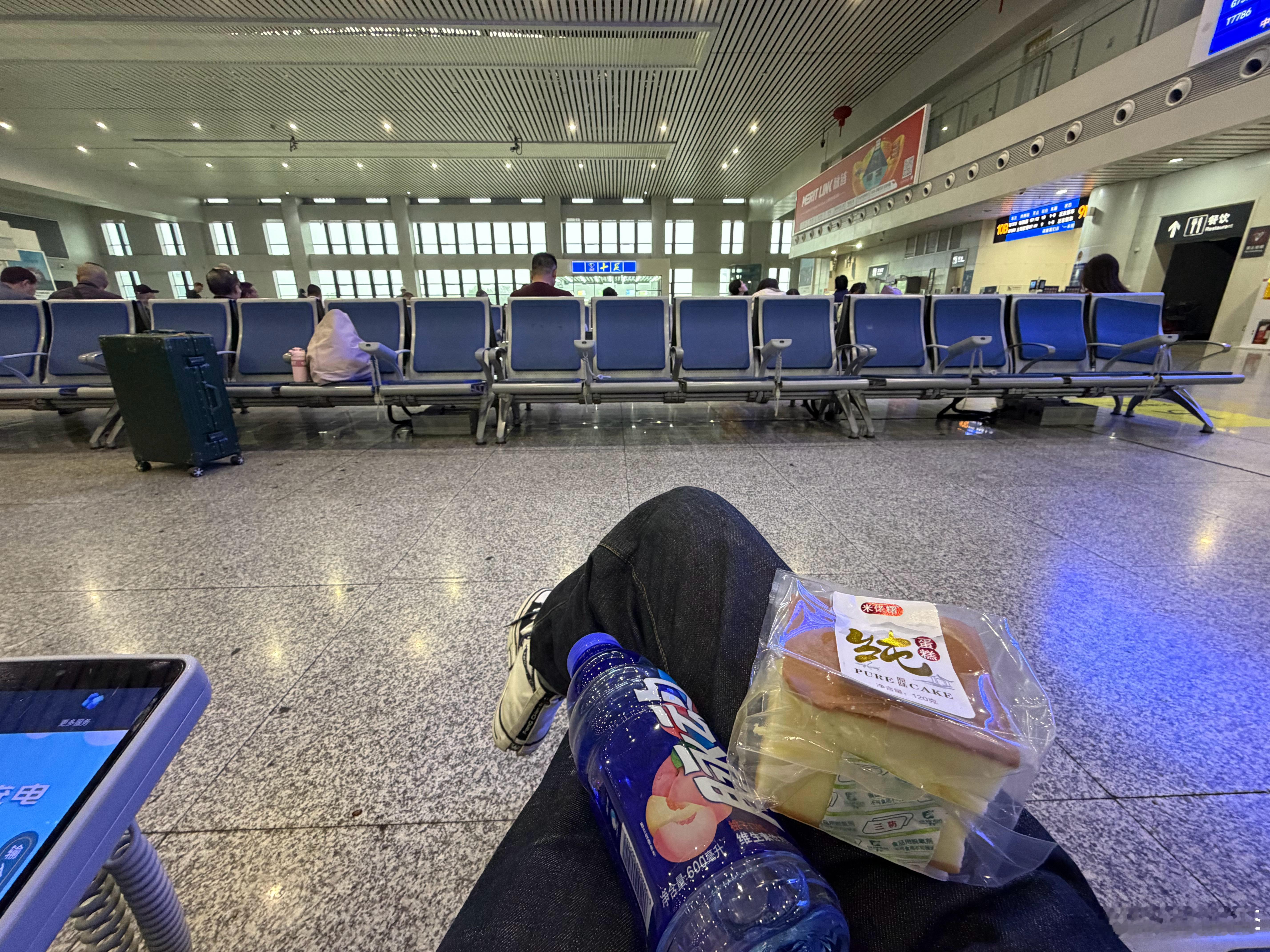 早！解锁金华火车站！我一般会以有没有连锁咖啡店来判断车站好不好，赶路途中能喝上一