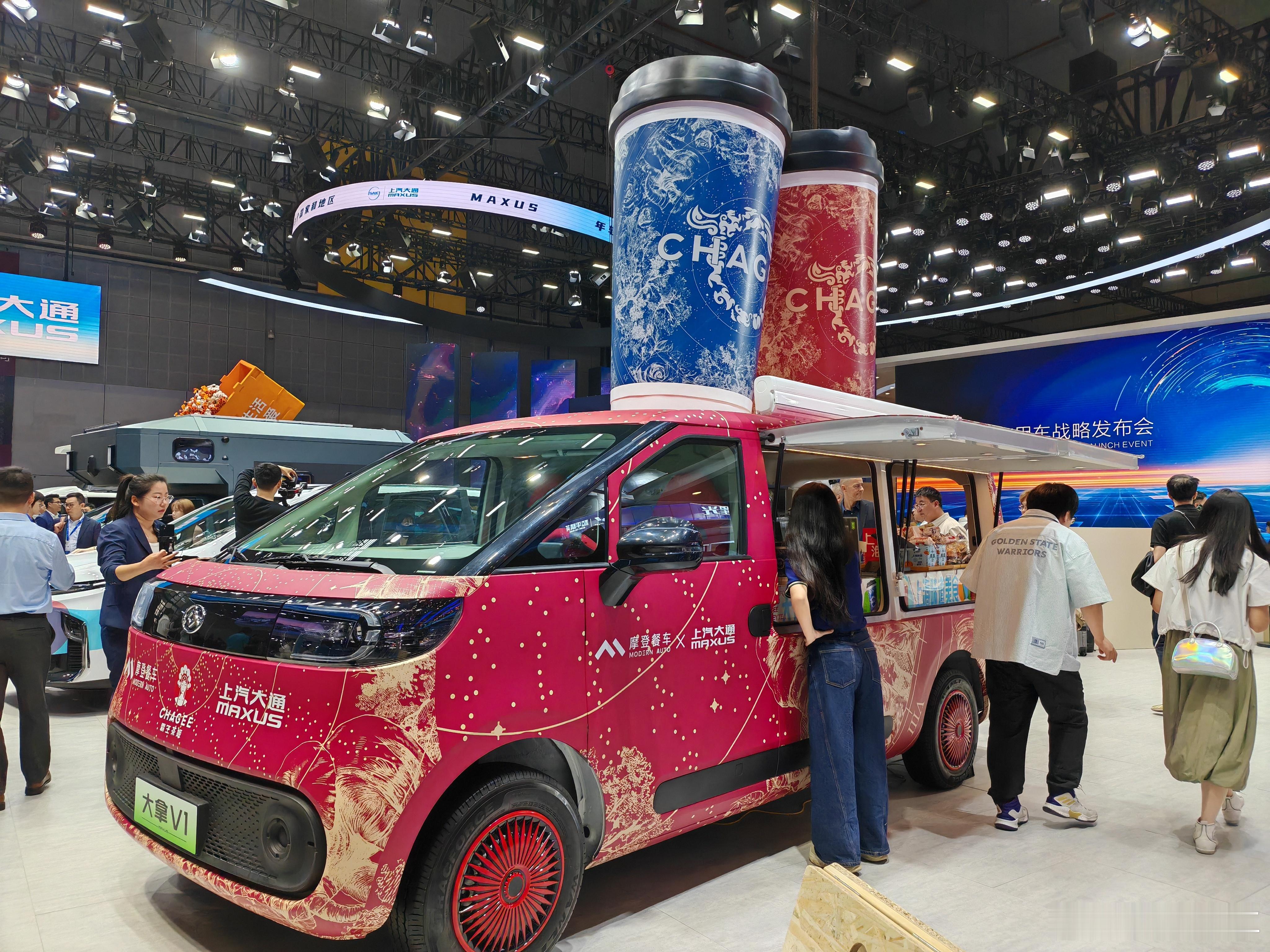 装下生活，装满热爱，2025上海国际车展，打卡上汽大通展台上汽大通  ​​​
