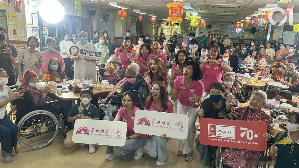 前港姐岑杏賢今日（10/9）以《慧妍雅集》會長身份現身慈善義賣月餅活動，以實際行