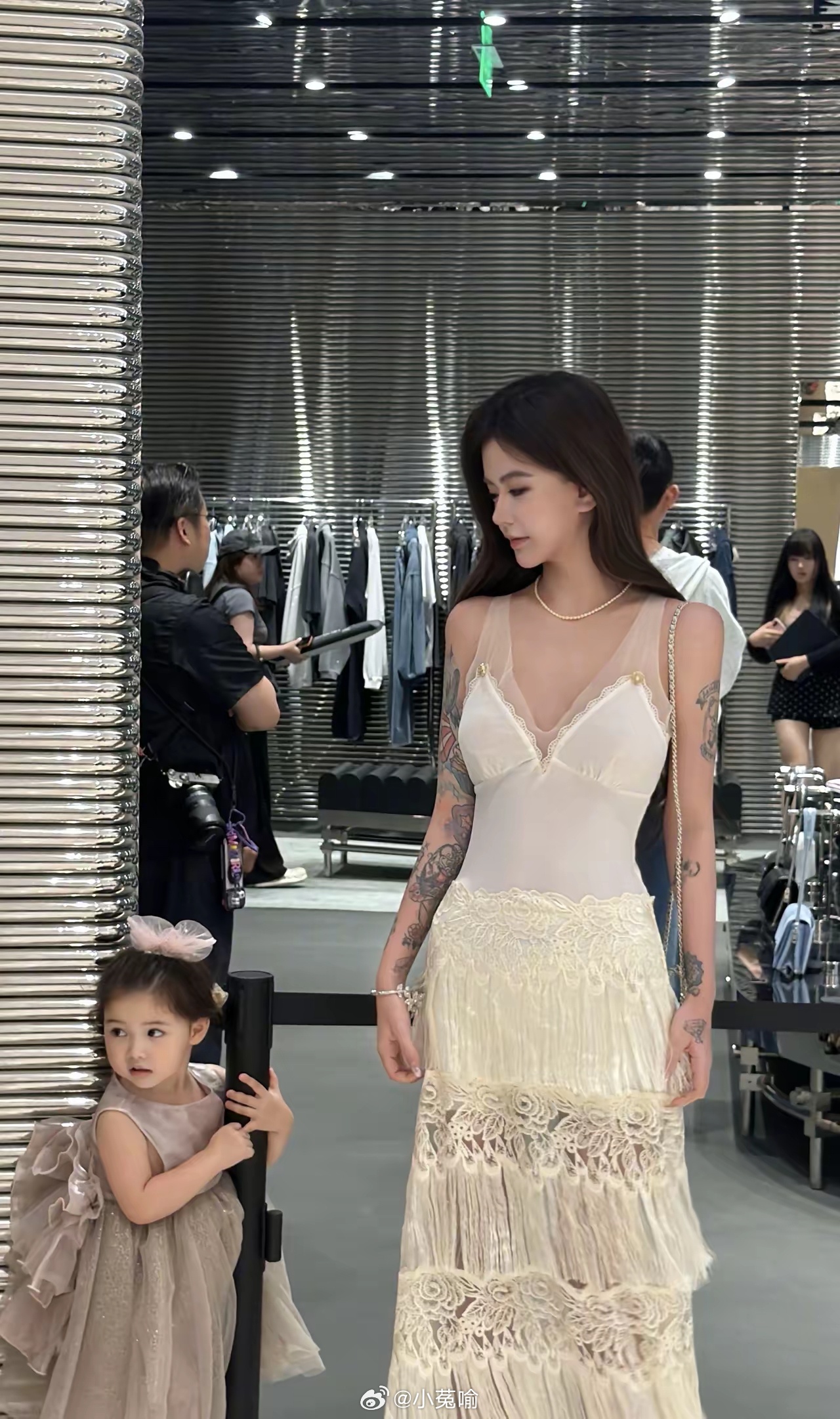 韩安冉，真是去哪里都喜欢带着女儿，还喜欢带着她和明星合影。 ​​​
