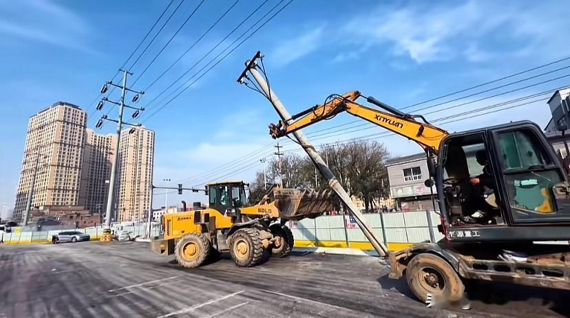 实拍15号线郭杜站扫尾！路面铺好了，年底开通稳了，必须给师傅们点赞

西安地铁1