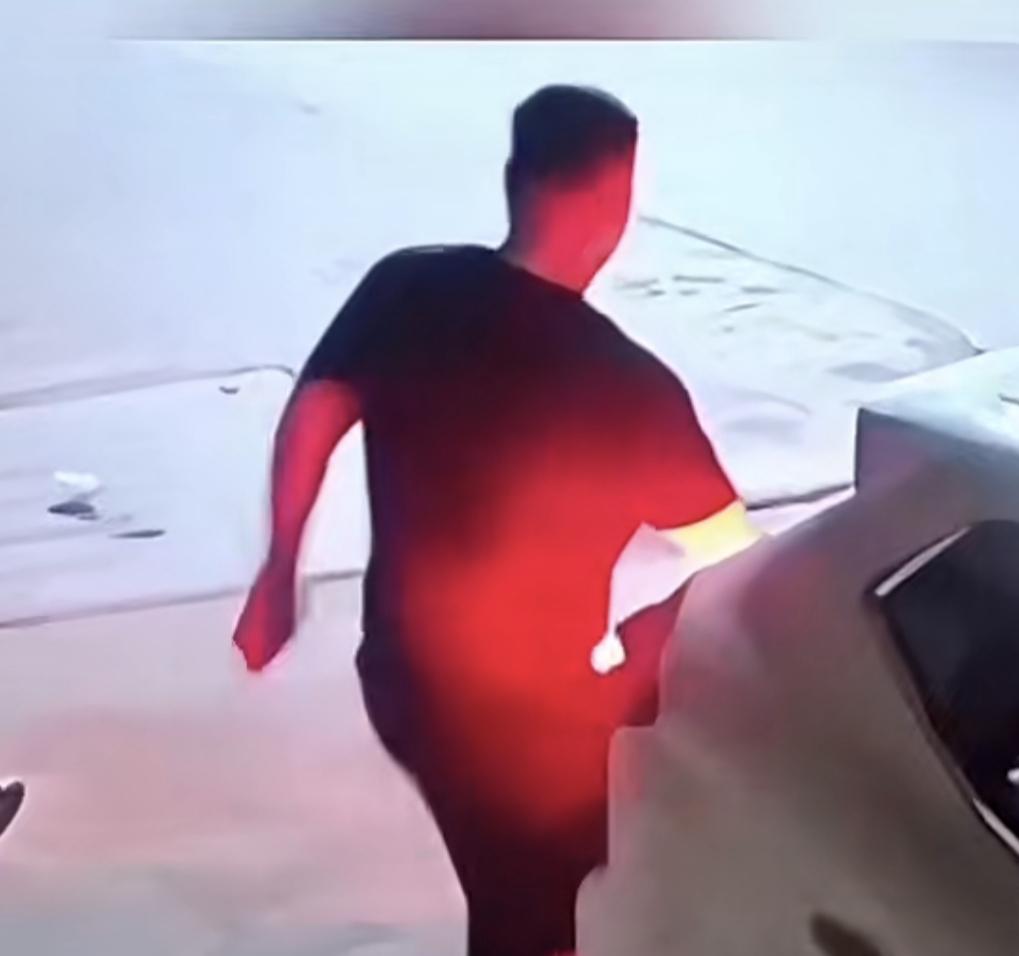 凌晨5点空荡的街头
男子突然下车
朝向路边的女生，女生的反应太真实了，第一时间就