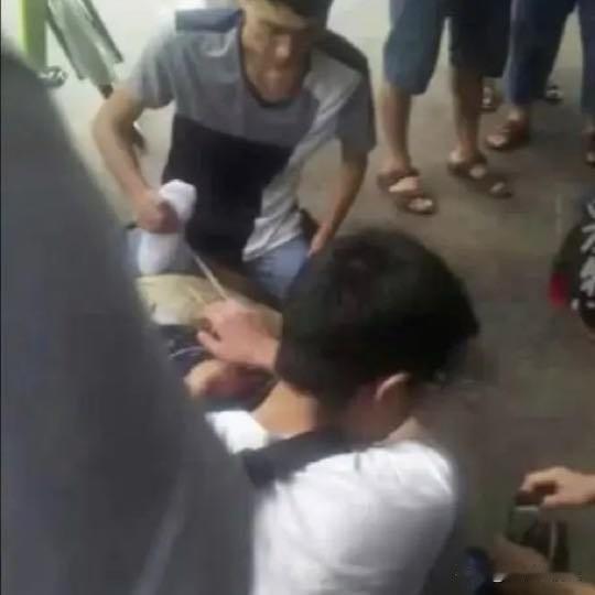 太让人心疼了！32岁程序员周末猝死，底薪才3千，却硬扛着7个人的工作量！
 
每