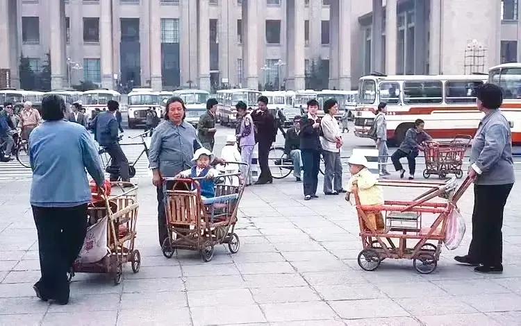 北京某处街头随意停放的几辆小车，是很多北京人怀念的童年，也是很多人怀念的春天。
