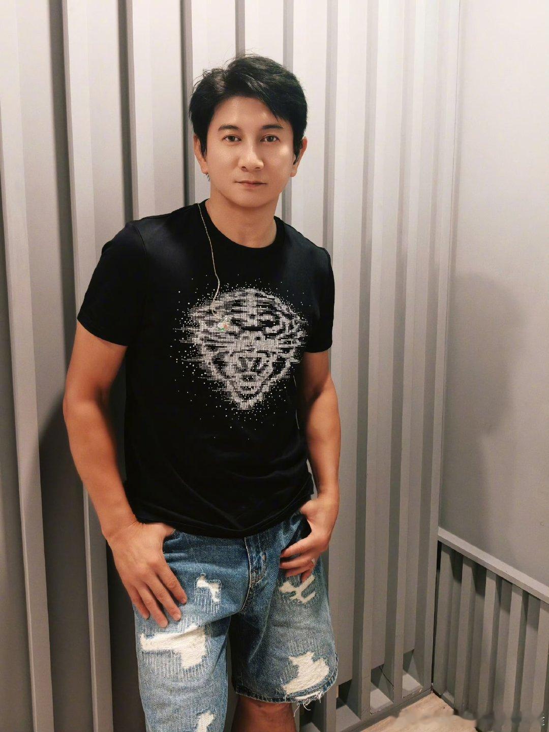 春日之地监制吴奇隆 吴奇隆转幕后了 吴奇隆跨界幕后担任春日之地监制，携手团队打造