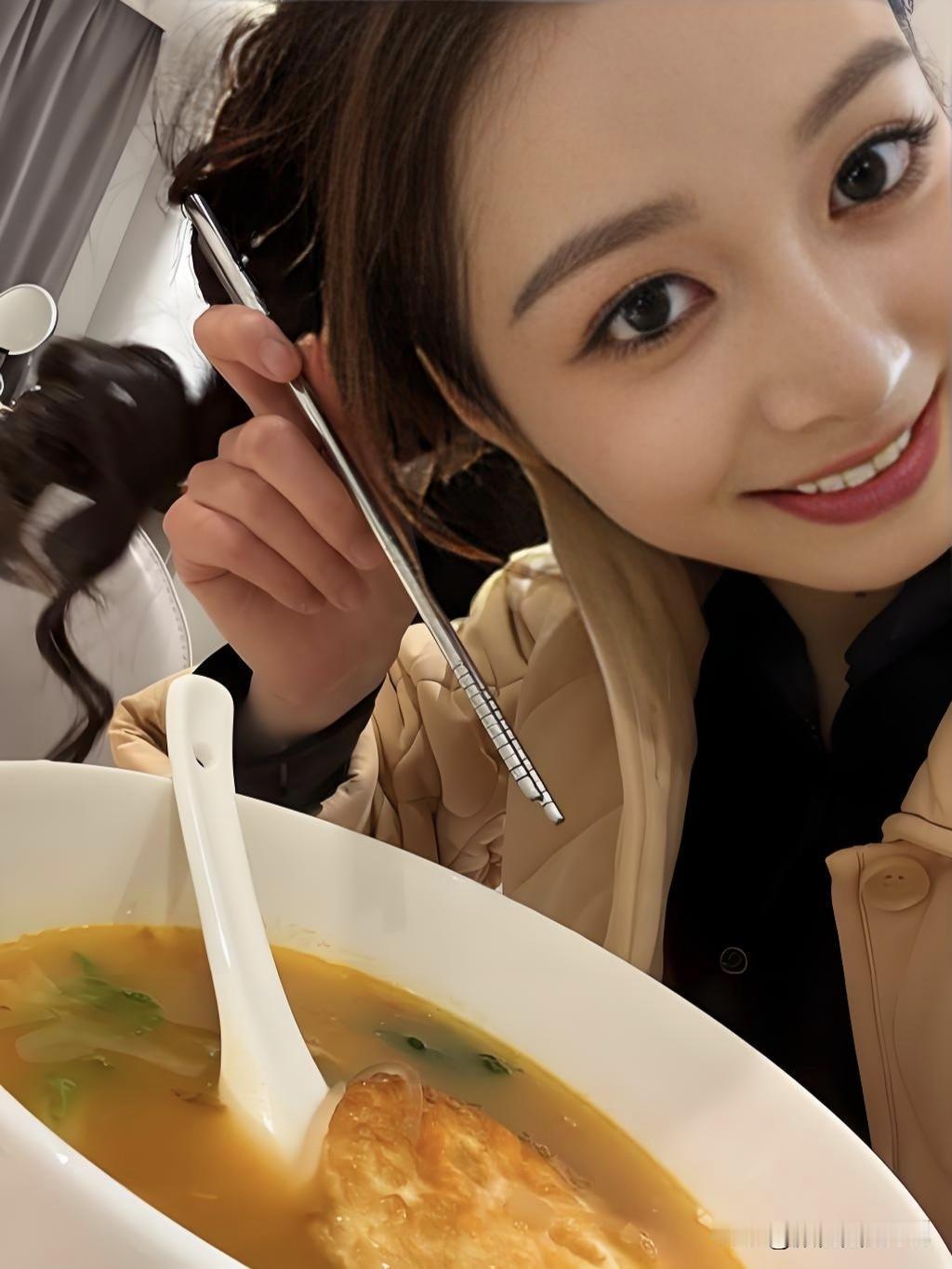 冯琳，以自信之声传递力量，在天安门广场展现青年担当。于复旦开学典礼，她以追求真理