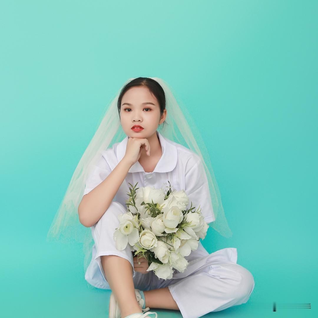 泪目！双向奔赴！
看到一个身患罕见疾病的女孩！在重庆地铁上吐血，然后默默擦掉血迹