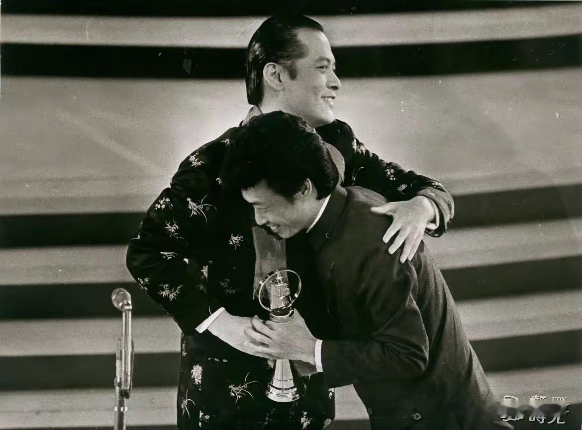 关于费玉清和刘文正的留言：
1、费玉清在刘面前无论唱歌拍戏做节目对民歌民谣，华语