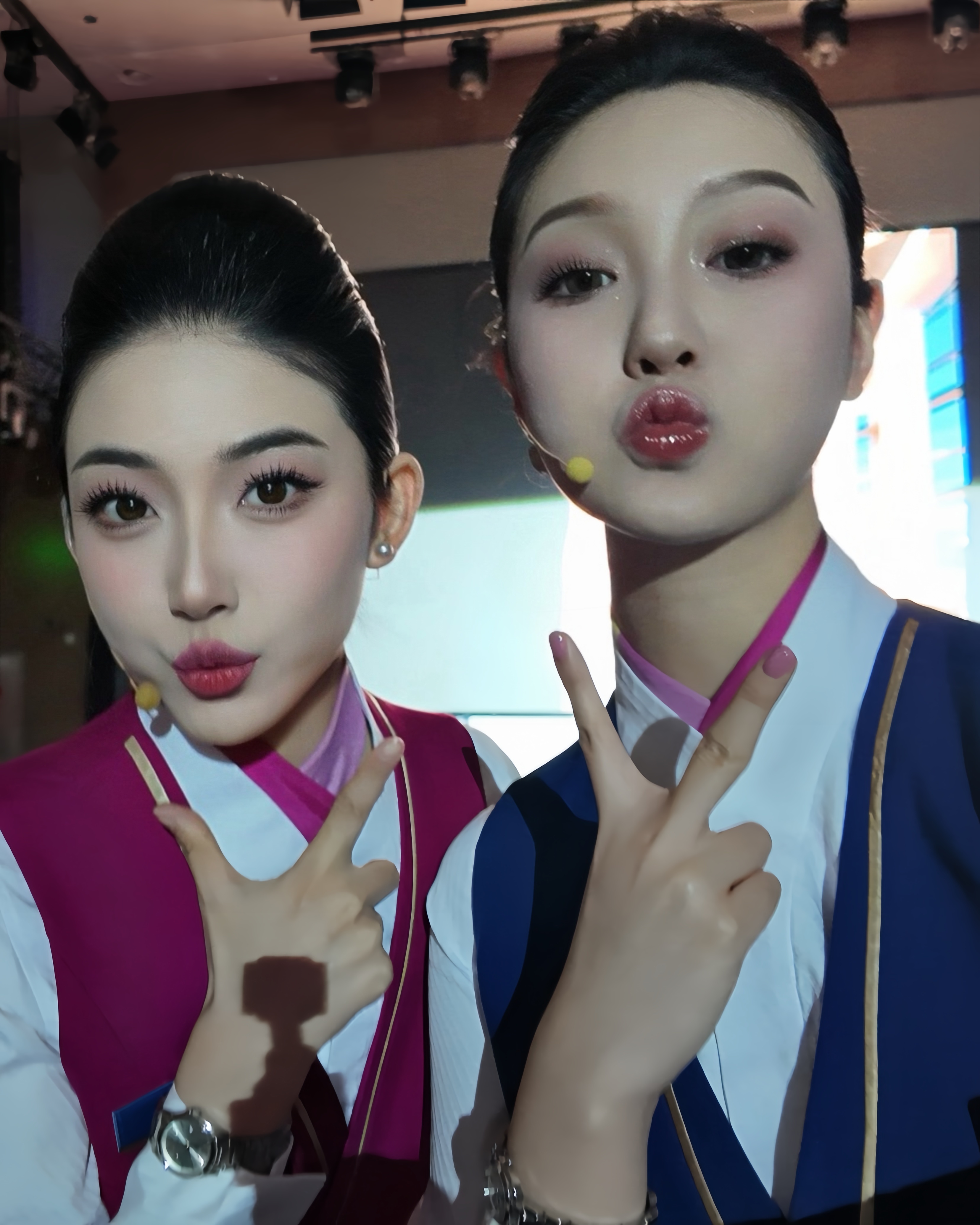 南航空姐的制服照，好美呀，姐妹花。 ​​​