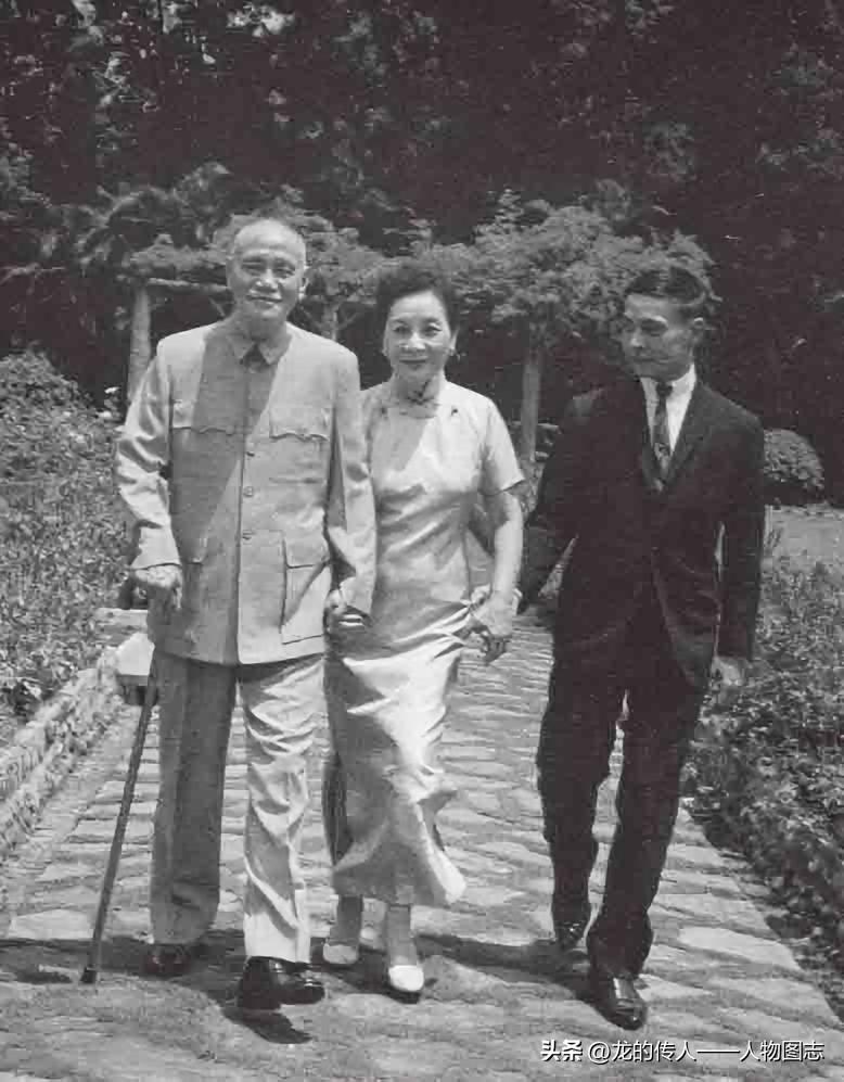 宋美龄与蒋介石在官邸院中散步