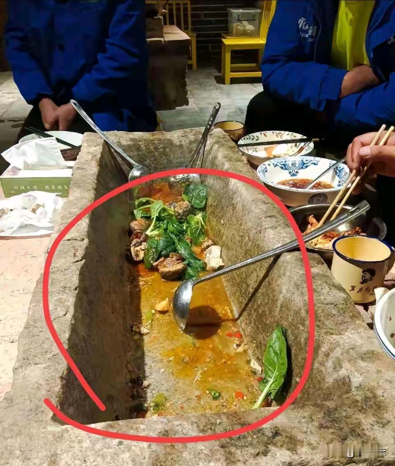 现在的农家乐就喜欢拿这种猪槽拿来坑城巴佬[捂脸]