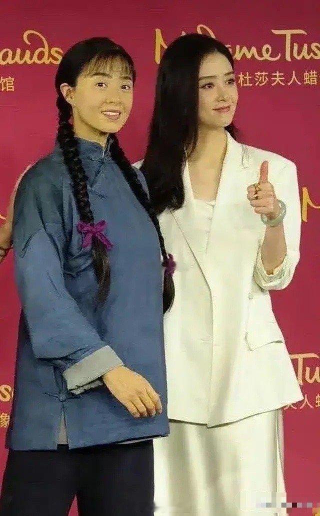 蒋欣把自己的蜡像揭开后，好像笑不出来，演技再好却装都装不出来！ ​​​