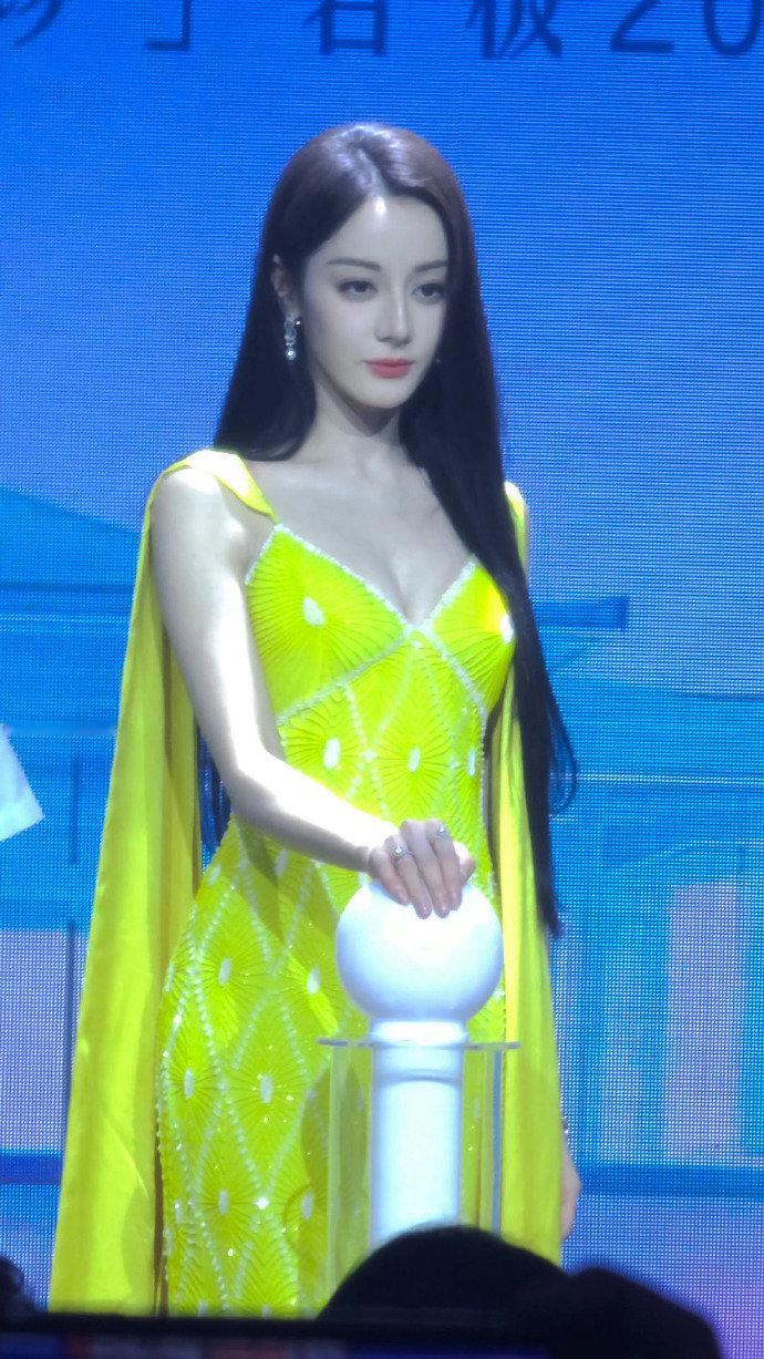 迪丽热巴今日份活动状态好牛，生图女战神，这么明艳的颜色也hold住了[舔屏] ​