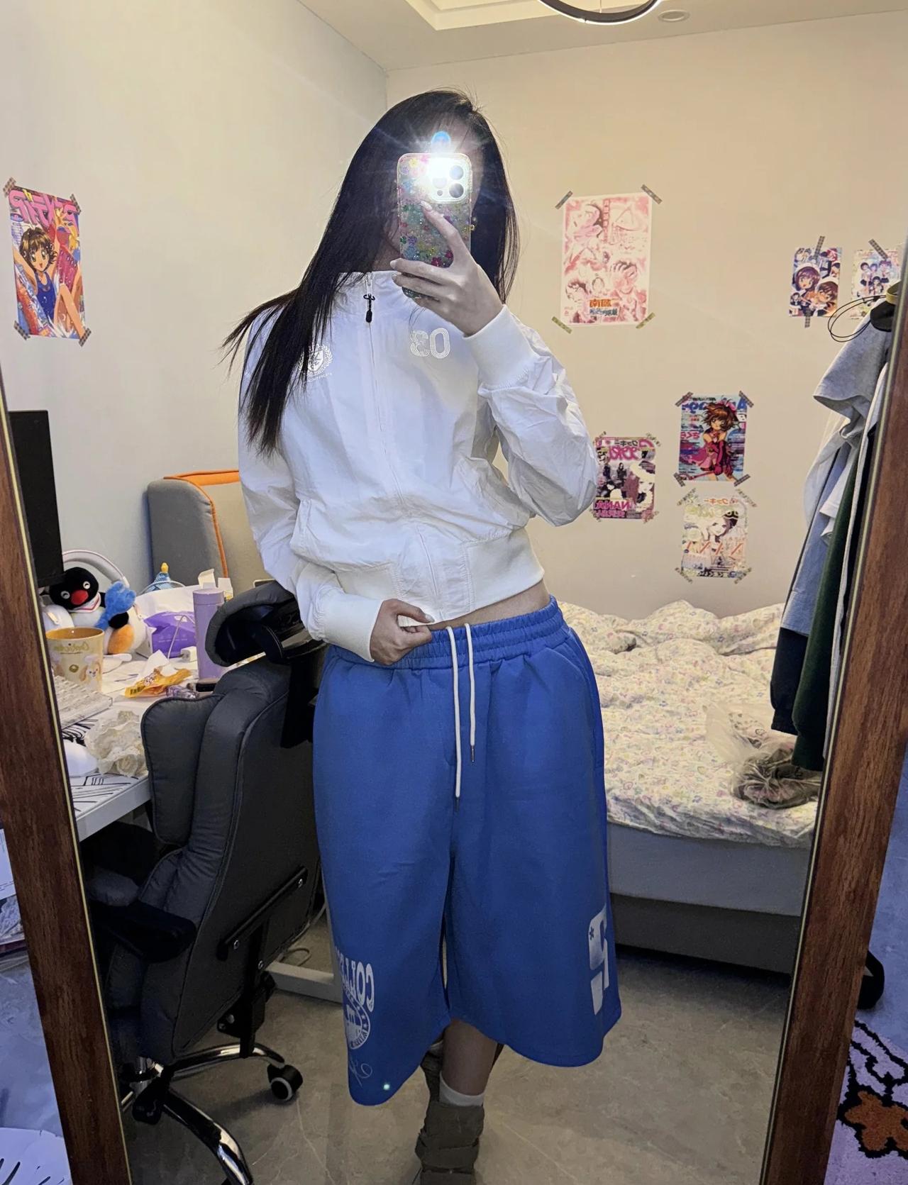 饱饱们今天是运动小子！！！！
这个上衣快递刚拆开香香的～
版型和手感都很好 我把