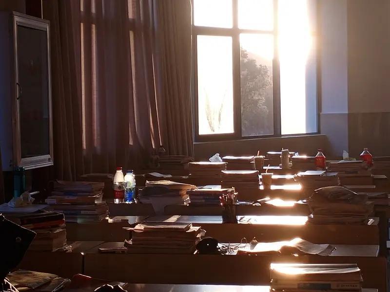 我们小时候，自习课、早晚自习都是免费的，如今却都开始收费，还美名其曰“有偿课时费