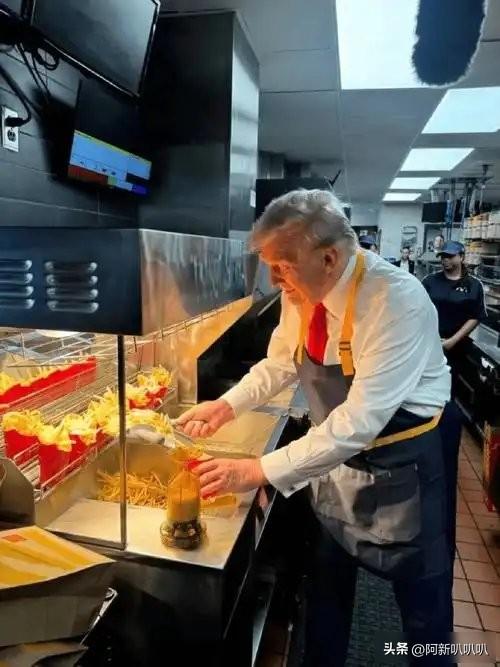 最近有消息说，特朗普去首尔访问，参加青瓦台晚宴前，特意让酒店送了一份美式汉堡，他