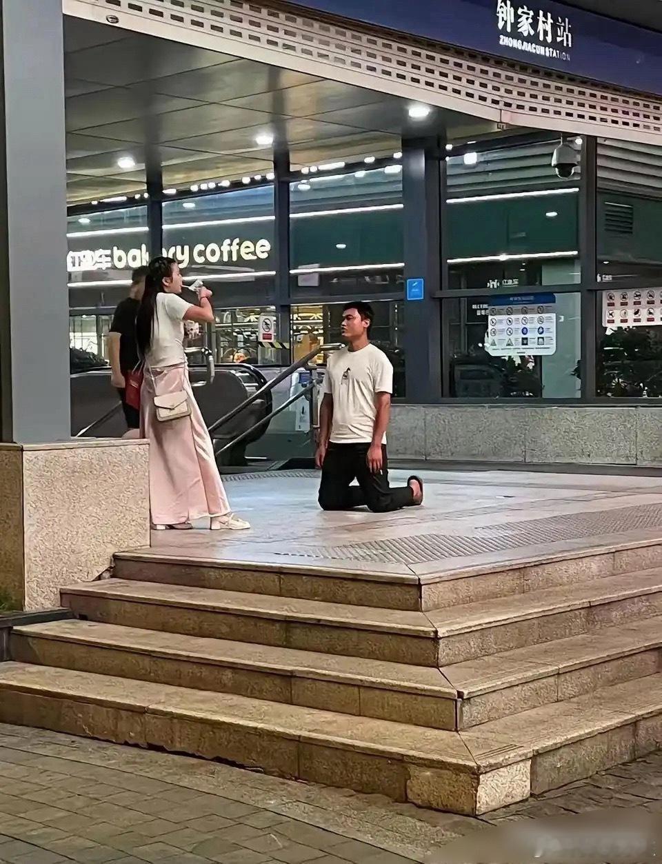 一吵架就爱下跪的男朋友能要吗 ​​​