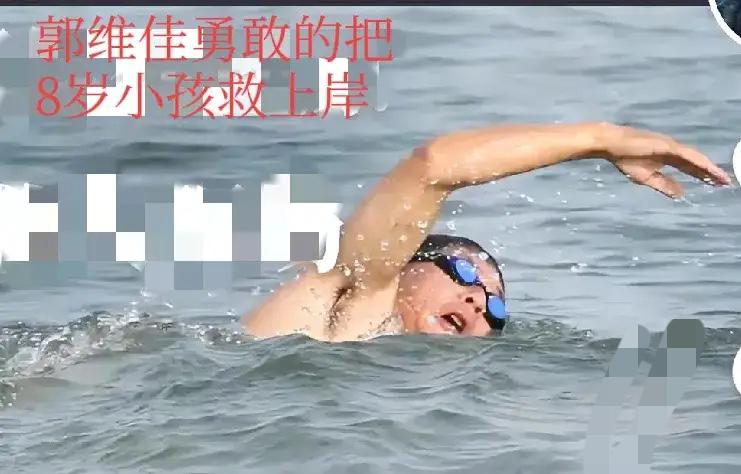 安徽省的一大家人，来到了青岛旅游，几个大人都不会游泳，竟然让一个8岁的男孩独自躺