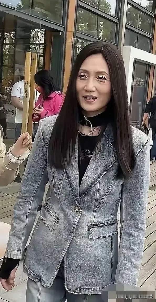 万万没想到，当年迷倒万千男人的女神，如今老成这样了。

岁月是把杀猪刀，刀刀催人