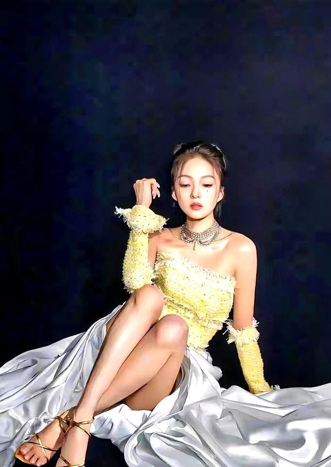 最硬的勋章，往往藏在最不起眼的地方。
红毯上，34码的脚塞进37码的鞋里，像孩