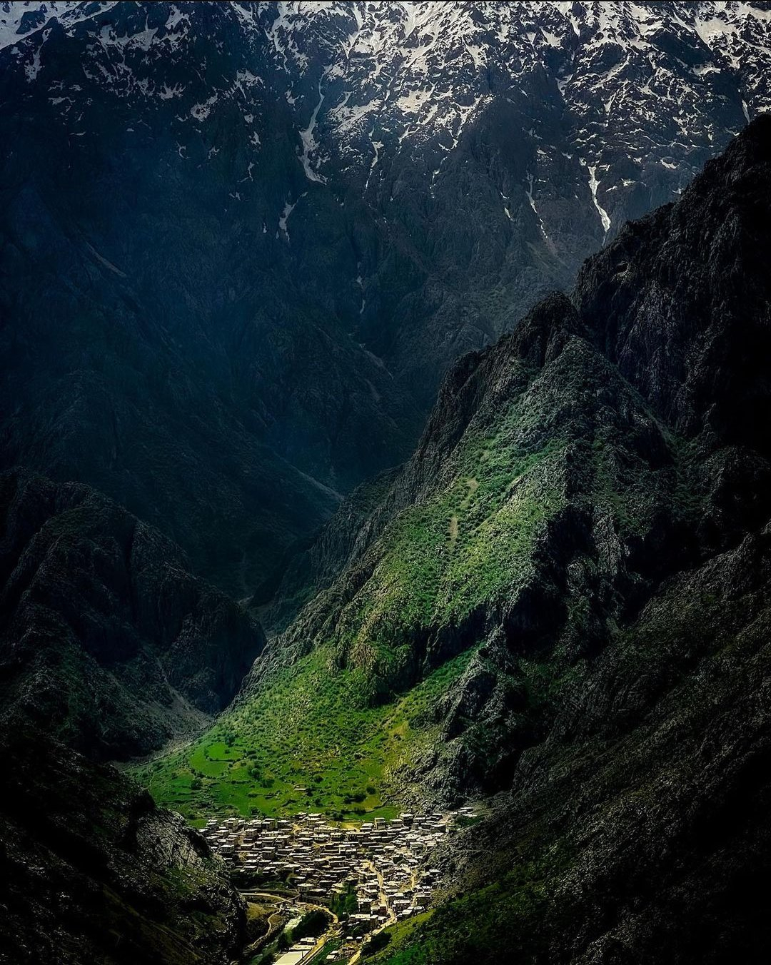 伊朗西北部扎格罗斯山脉山脚下的库尔德村庄 