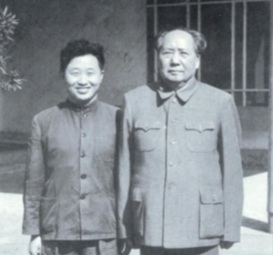 1976年9月9日，当一男子得知毛主席逝世后，当即便拿起了剪刀直接冲向了毛主席的