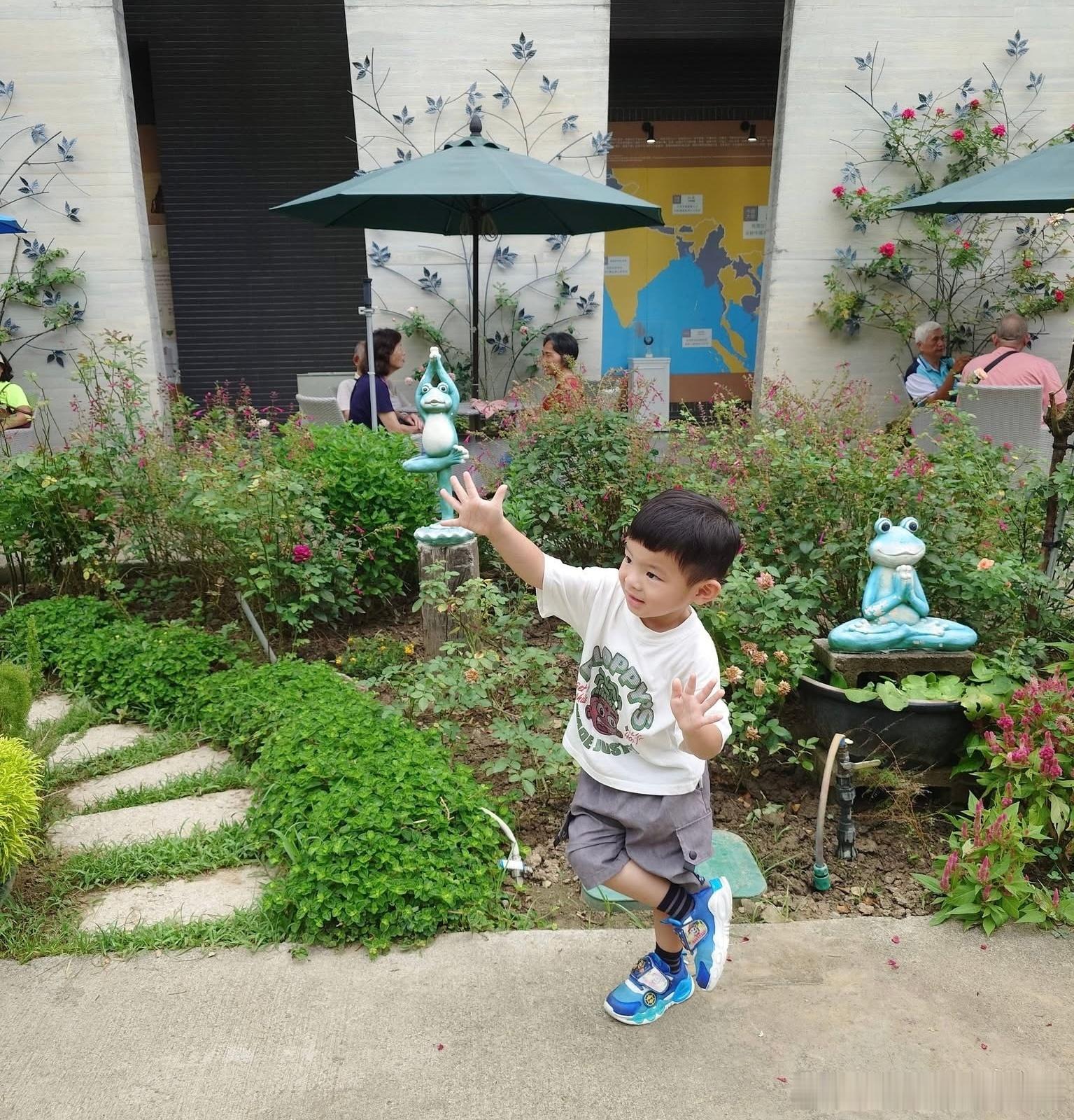 寶貝～你這是金雞獨立嗎？🤭小小年紀就開始練平衡感，姿勢還有模有樣！😆看著你開