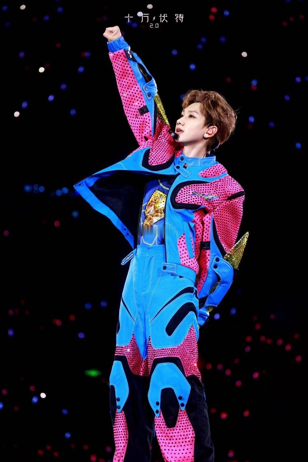 差点就听见汪苏泷唱歌了 汪苏泷唱歌了吗？唱了。听到了吗？没有！花车巡游时粉丝的欢