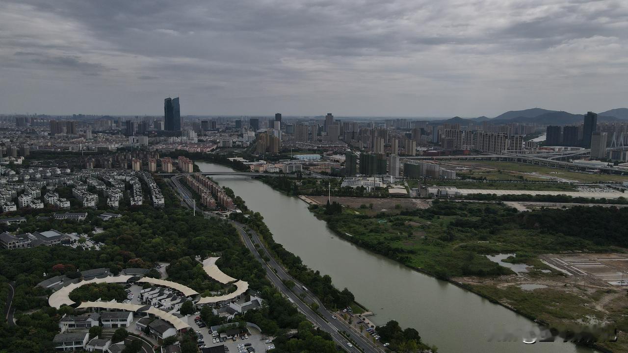 航拍浙江湖州。湖州江南富庶之地。此地有仁皇山位于浙江省湖州市北面的太湖度假区，山