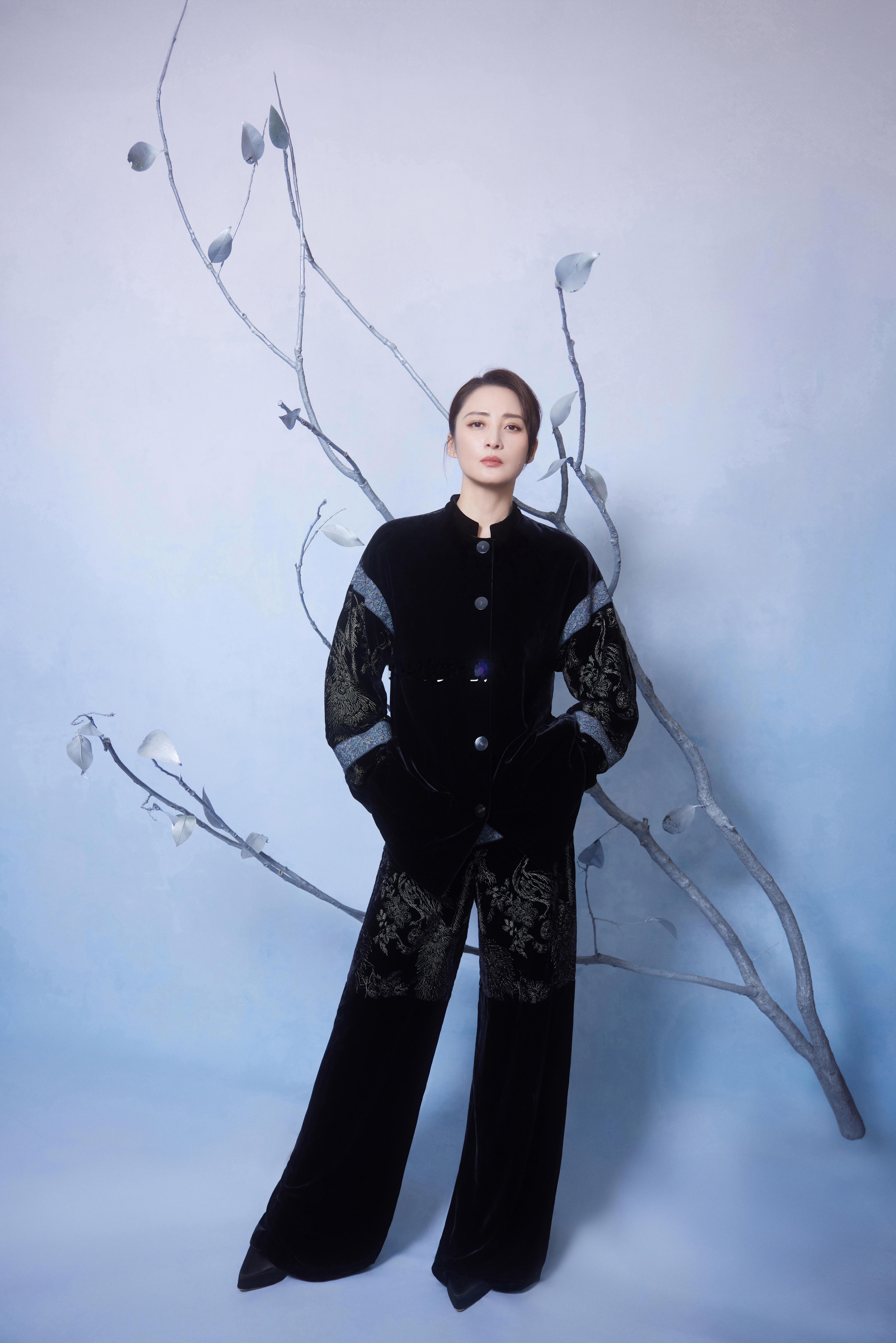 刚在红毯上官宣新作，转身就已投入下一个角色的创作中。蒋勤勤的“无缝进组”，是顶级