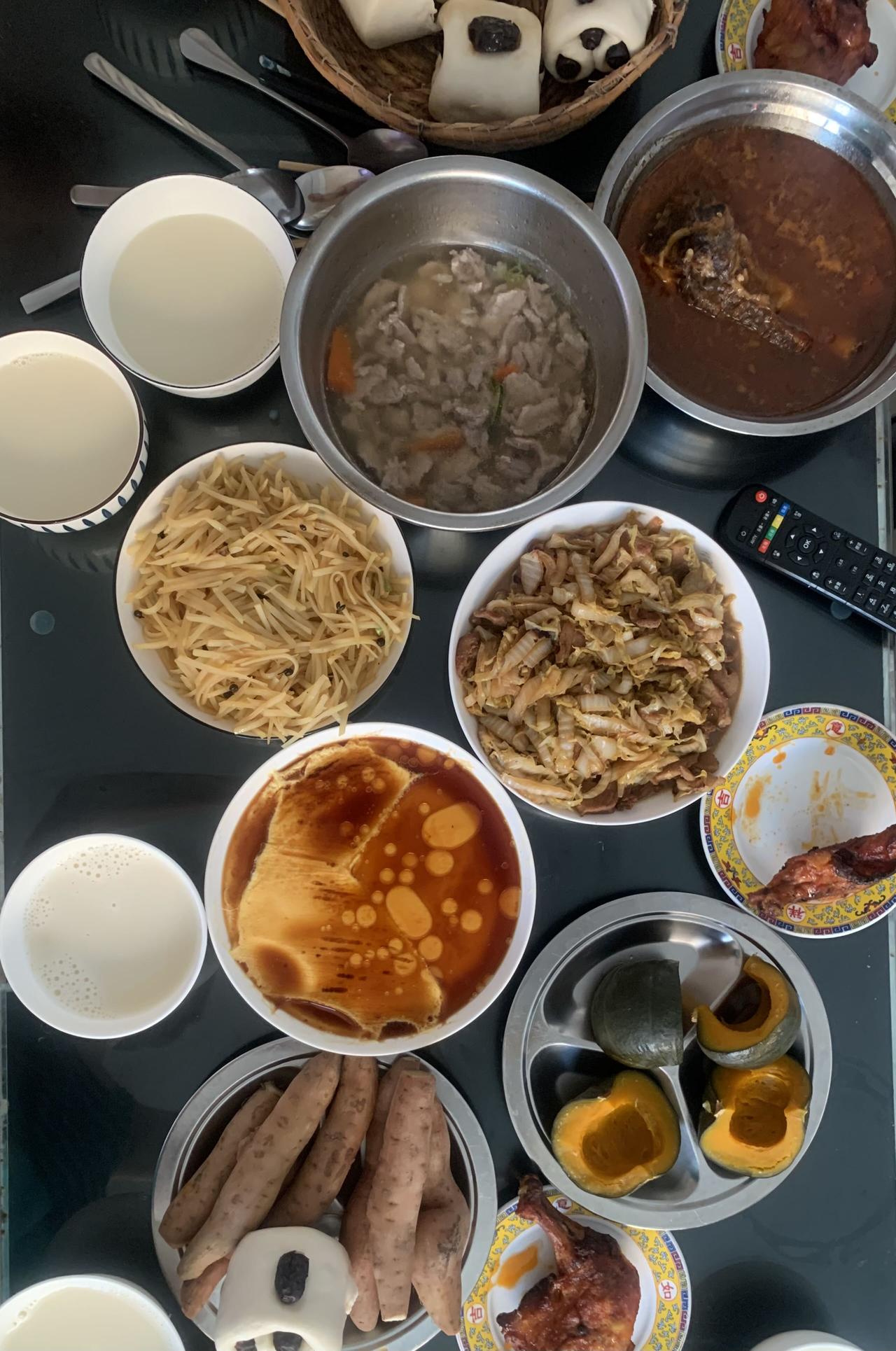 打卡今日晚餐
今日5人份晚餐：醋溜土豆丝、白菜炒肉、虾仁蒸蛋、糖醋鱼、孩子每人一