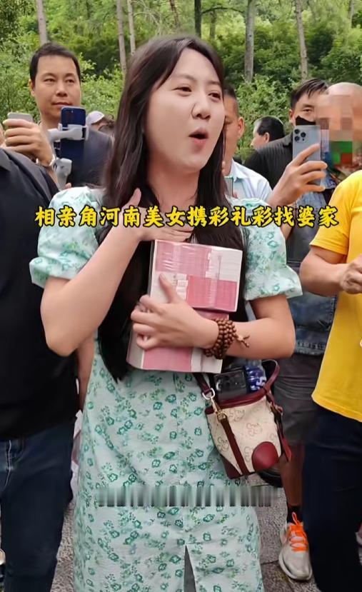 河南姑娘杀进相亲角不走寻常路，怀里直接抱着整沓现金，主打一个自带彩礼找婆家。 别