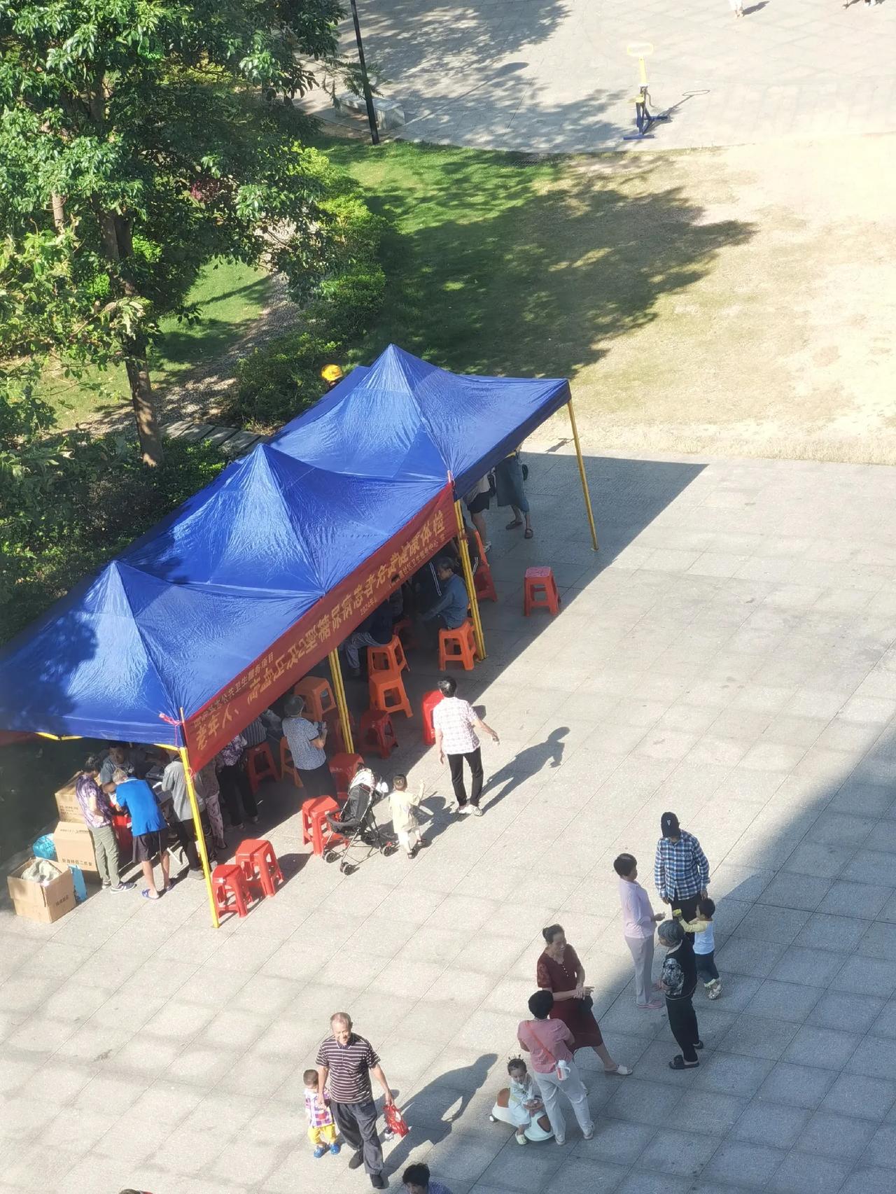 公益走进小区，免费给老人做体检。