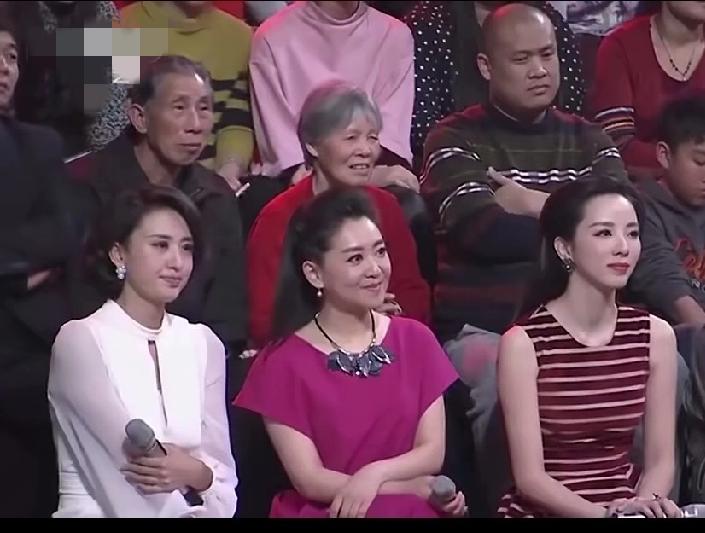 坐在前排的三位美女是深受观众喜欢的节目主持人。
      她们美丽动人，才华横