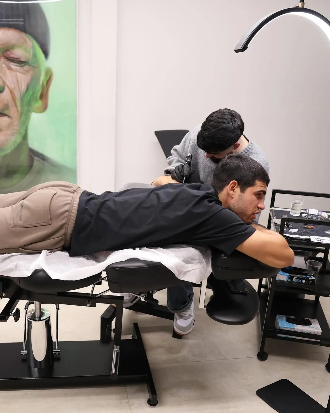 阿尔卡拉斯新添一处纹身，图案为自由女神像与布鲁克林大桥~体育大赏网球