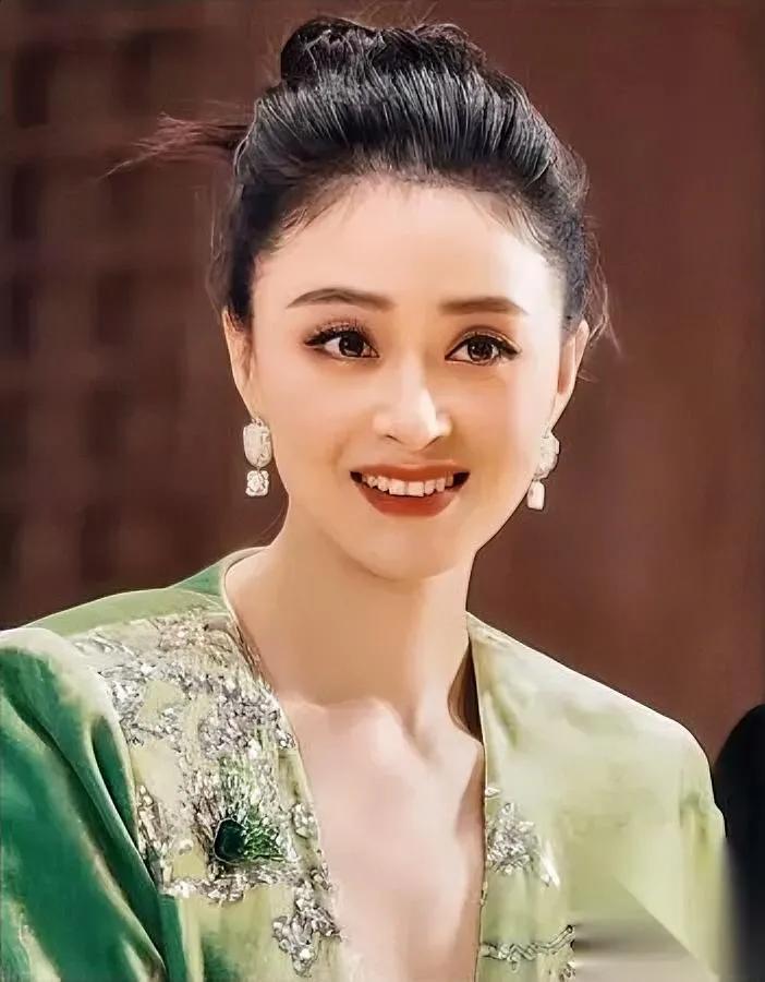 毛衣起球？蒋欣一句“它没死”炸翻全场！

我看完直接笑到手机掉沙发缝——原来明星