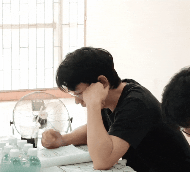 朱一龙在《空枪》剧组围读剧本，大家都以为他可以优先住豪华一点的酒店。可是看电影拍