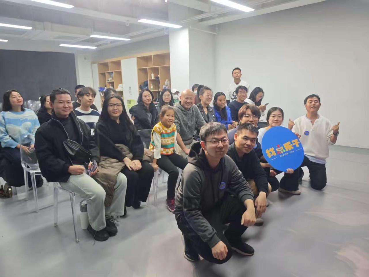 看《即兴喜剧-找点乐子新喜剧》 以前看过脱口秀，对素人演员不敢抱有偏见。因为，其