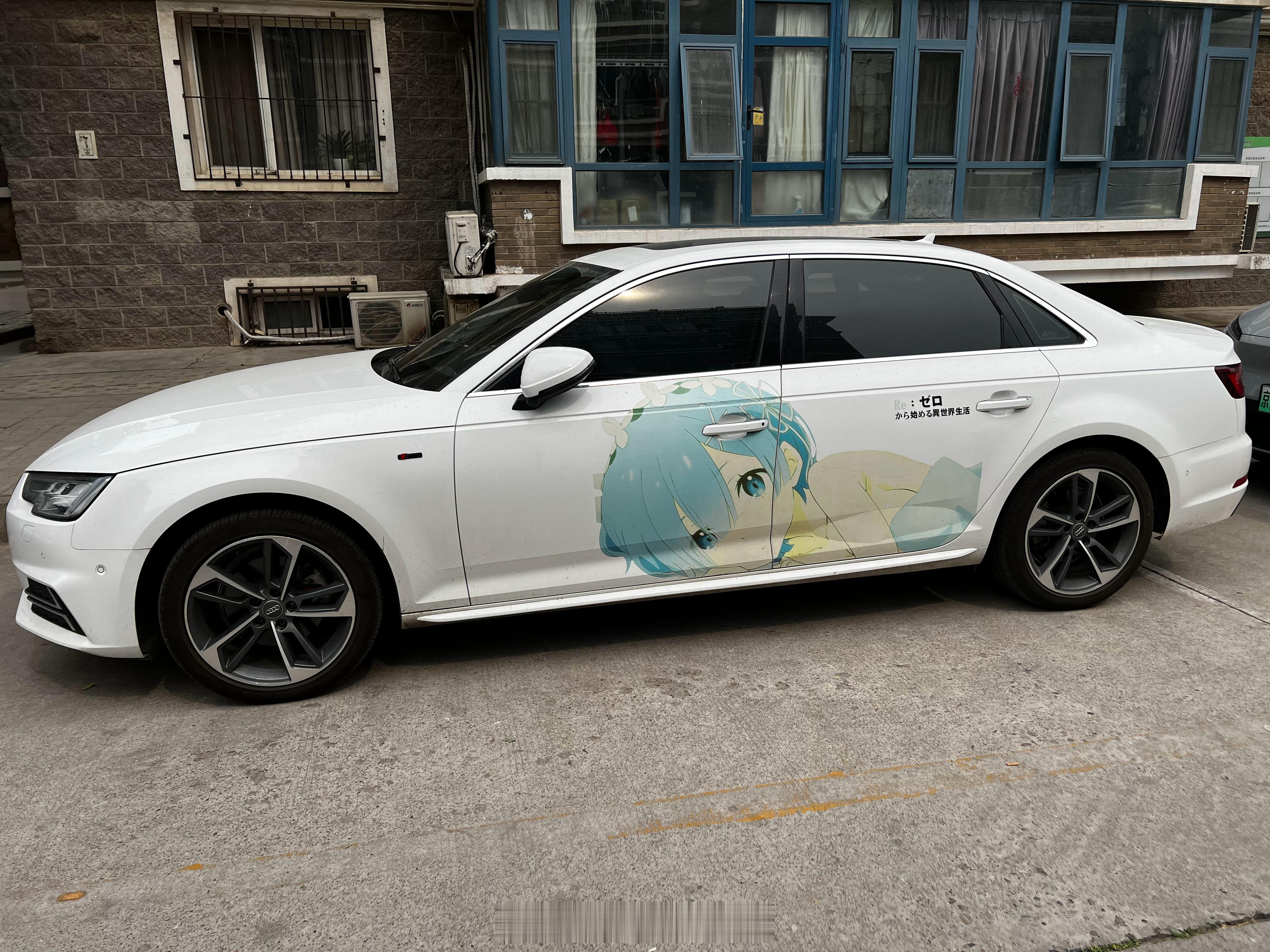 这辆奥迪贴纸还挺有个性  ​​​