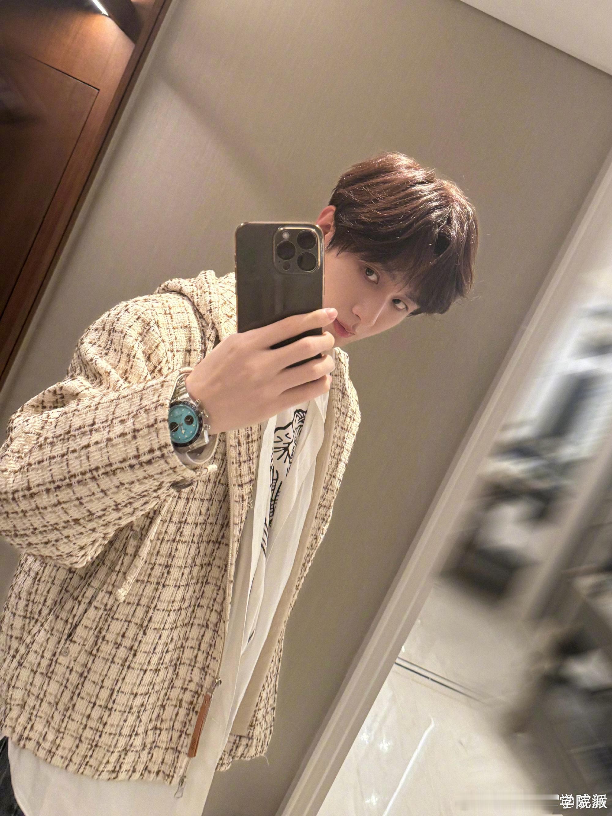 面对家族的压迫，王权富贵没有屈服。成毅把角色反抗时的坚毅展现得淋漓尽致，那挺直的
