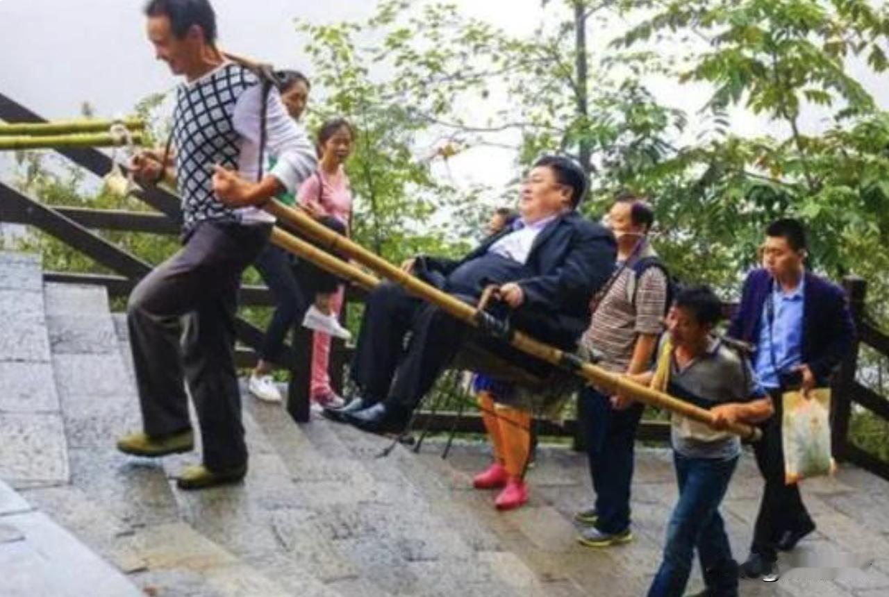 你说有钱的人多还是没钱的人多? 
当今社会，只要是正常的成年人，都是有钱人！
只
