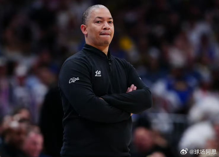 NBA常规赛，快船在揭幕战中108-129惨败于爵士。赛后，快船主帅泰伦-卢接受