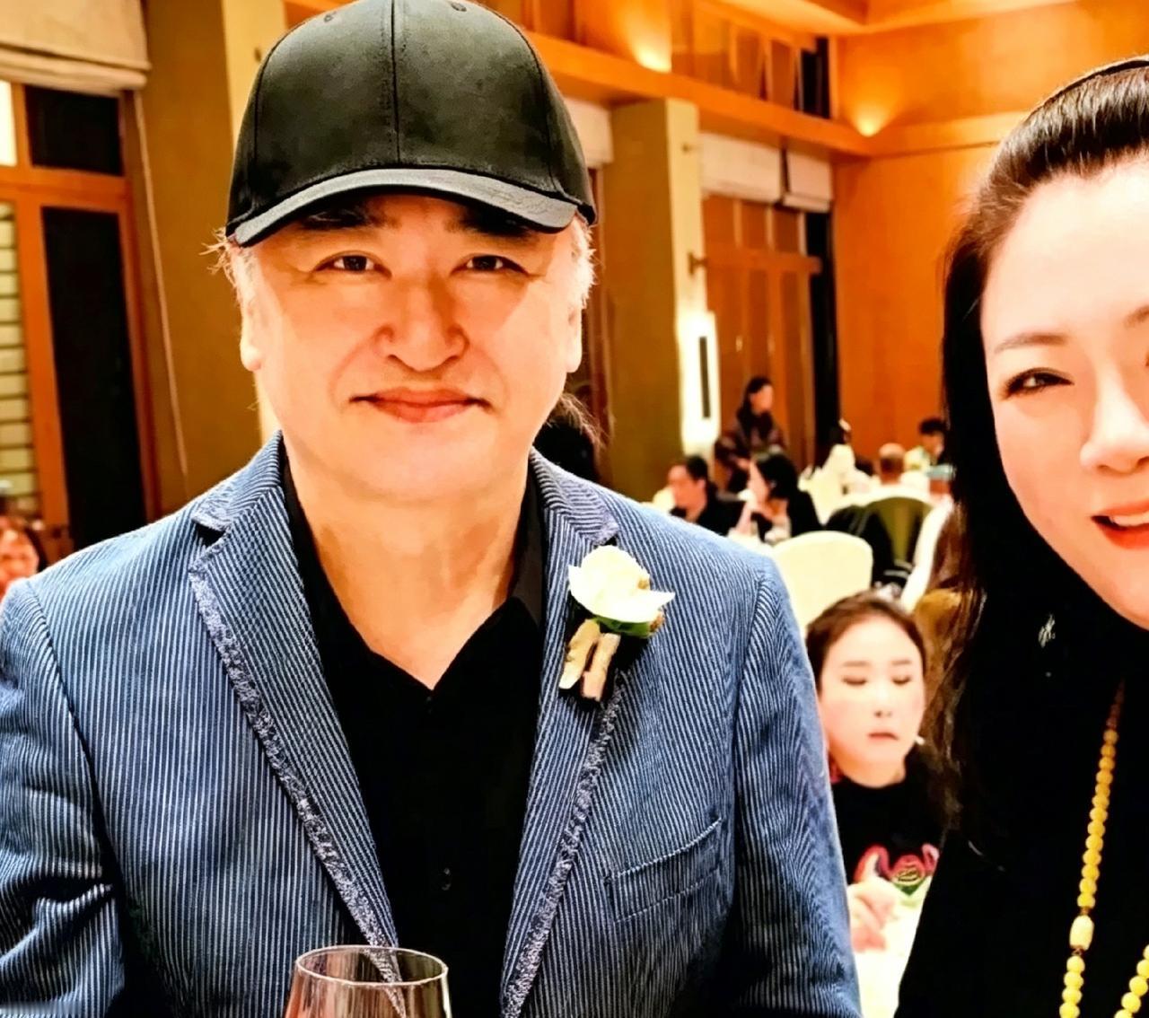 去年10月还在重庆送女儿出嫁，照片里笑得挺精神。知道他腿不好，没听说别的病。才不