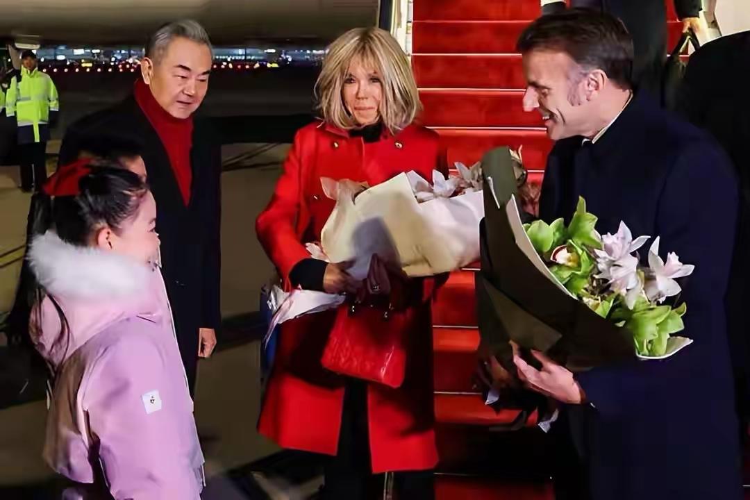 72岁的布里吉特
看上去依然青春靓丽！
金色的头发浓密有光泽，
包裹着小脸，
像