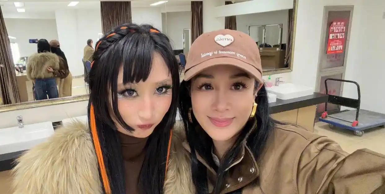 钟丽缇在个人账号晒出了一组美美的合照，这组合照是她去看挚友徐丽东音乐剧时拍的，不