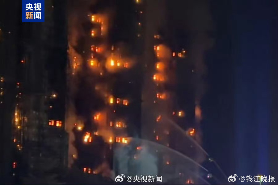 【#香港火灾已致40人遇难#】#香港火灾# 27日，香港警方以涉嫌误杀罪拘捕负责