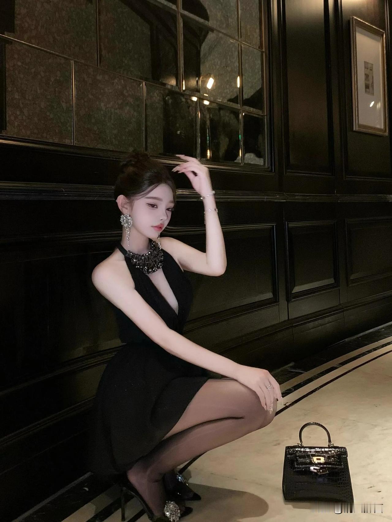 优雅气质，尽显女性魅力#美女倩影共赏# #妩媚佳人分享# #深情美女分享# #修