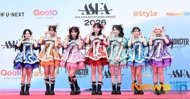 🔥韩网热帖评论翻译🔥4支日本女团出席韩国颁奖礼服装高度雷同引发热议韩网原帖帖